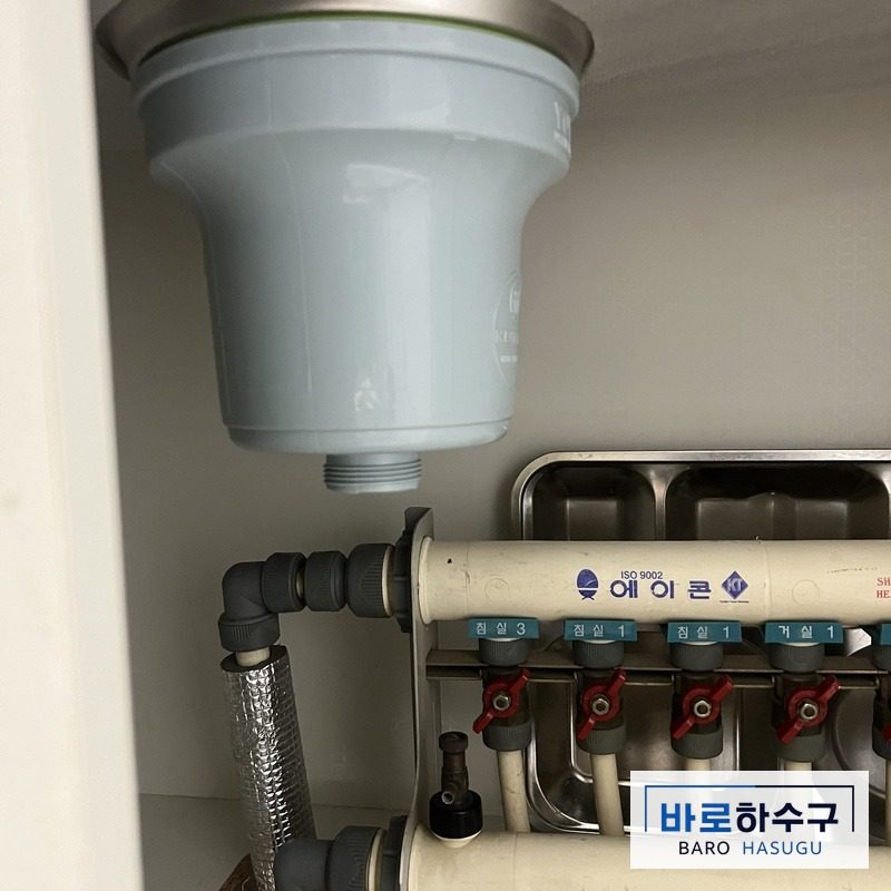 싱크대 하부장 안, 갈라진 주름호스를 떼어낸 배수통 아래 (안산 현장)