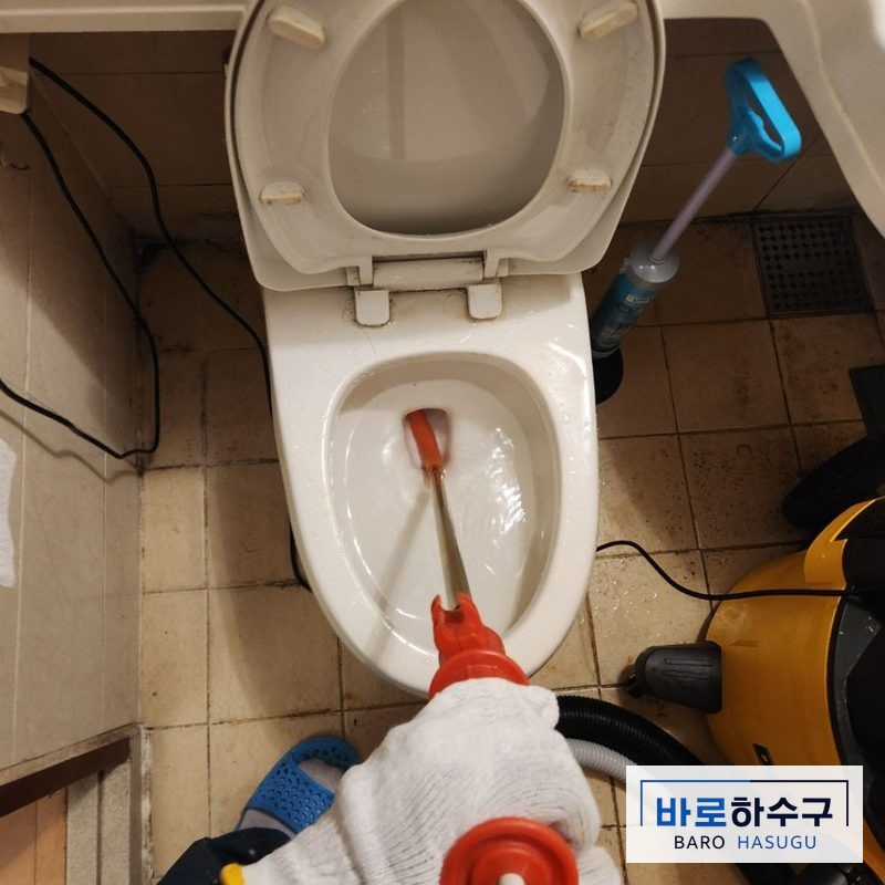 변기막힘 작업 중, 관통기로 물티슈를 풀어내는 모습 (화성 봉담 현장)