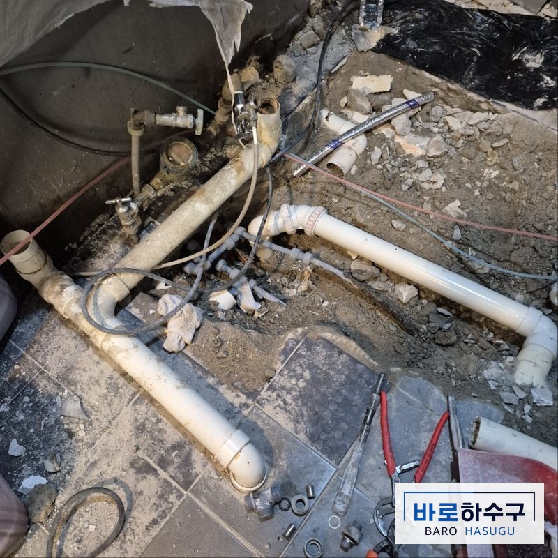 배관막힘 작업 후, 주철관 대신 새로 설치한 흰색 PVC 가지 배관 (군포 현장)