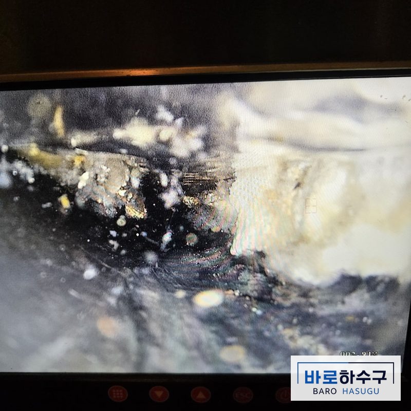 성남 수정구 세탁실 배관 작업 전 내시경 화면, 기름때가 관 벽을 두껍게 덮어 통로가 절반 이하로 좁아진 상태