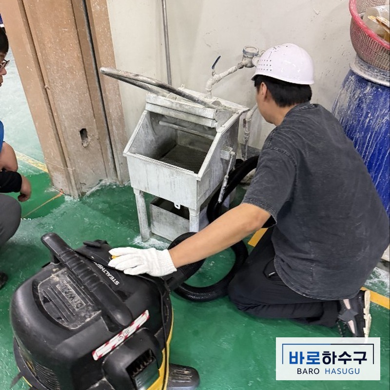 성남시 수정구 집수조 옆에서 석션 호스 투입