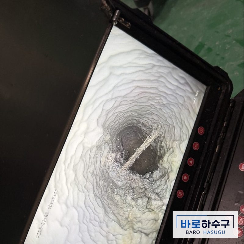 성남 수정구 공장 폐수배관 작업 전 내시경 화면, 찌꺼기와 오물이 관 안에 쌓여 물길이 좁아진 상태