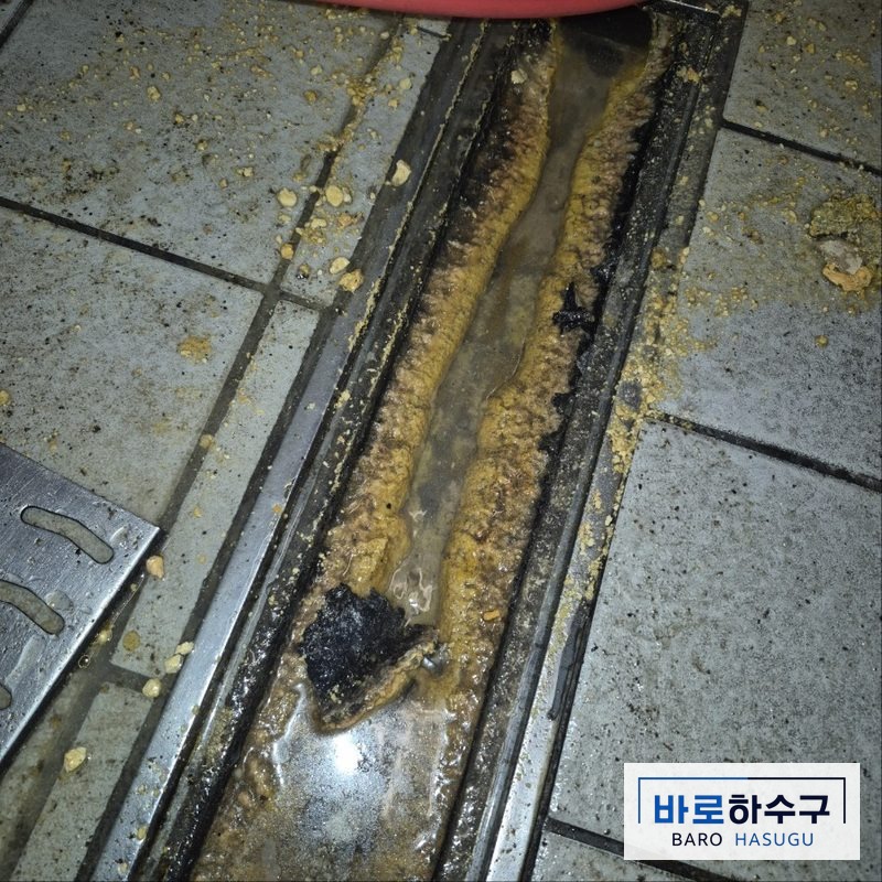 식당 하수구막힘 작업 전, 기름때와 찌꺼기가 덮인 주방 트렌치 (수원 현장)
