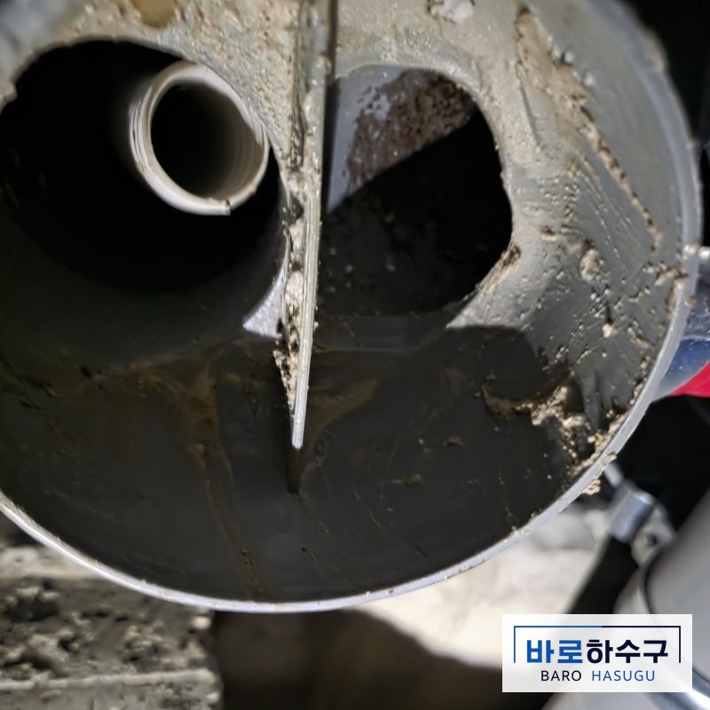 욕실 하수구막힘 작업 후, 시멘트를 꺼내 통로가 드러난 배관 (용인 현장)
